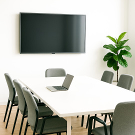 Konferenzraum mit IT-Equipment – SaaS.de Buchungssystem für Unternehmen Heller Konferenzraum mit großem Bildschirm, Laptop und moderner Ausstattung. Geeignet für Unternehmen zur Buchung von Konferenzräumen, Fuhrpark und IT-Equipment mit dem SaaS.de Buchungssystem.